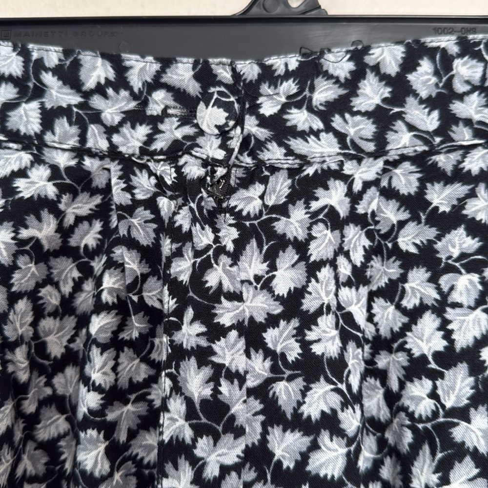 Vintage Honors Apparel Black and White Long shorts with Floral Print medium - Picture 2 of 10